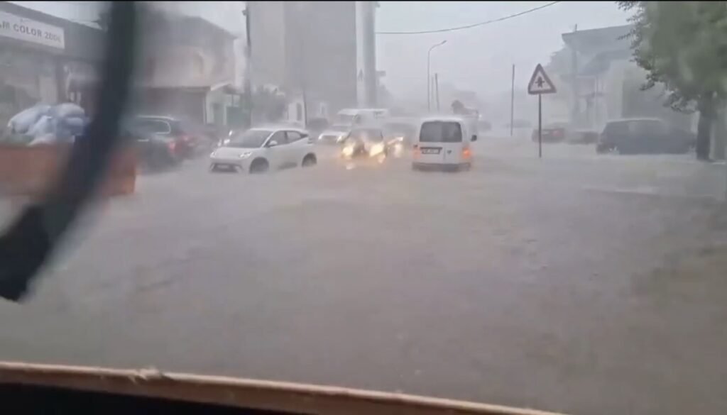 Reshjet e dendura përmbytin qendrën e Elbasanit dhe Bulevardin.