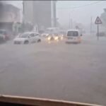 Reshjet e dendura përmbytin qendrën e Elbasanit dhe Bulevardin.