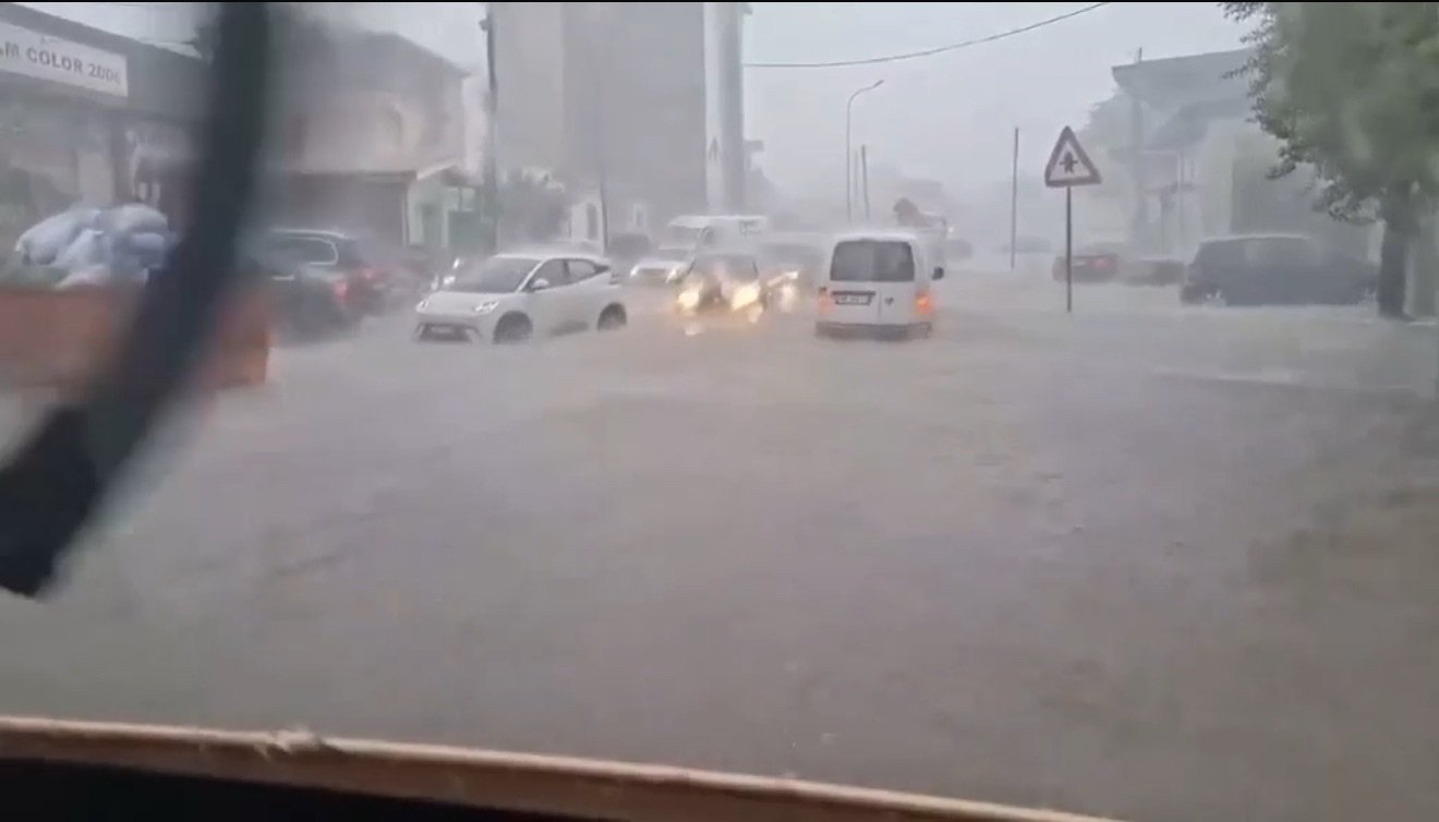 Reshjet e dendura përmbytin qendrën e Elbasanit dhe Bulevardin.