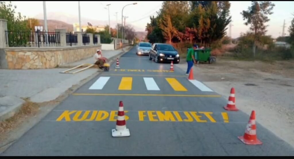 KUÇOVË – SIGURI RRUGORE PËR NXËNËSIT PRANË SHKOLLAVE DHE KOPSHTEVE