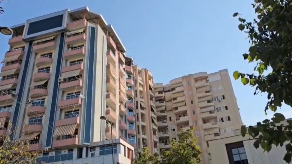 Ndryshojnë rregullat për legalizimin e banesave pa leje të ndërtuara mbi tokën e të tjerëve.