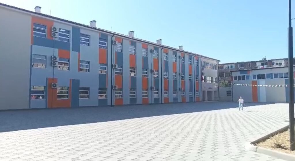 Rreth 400 nxënës rikthehen në bankat e shkollës “Liri Gero” në Fier.