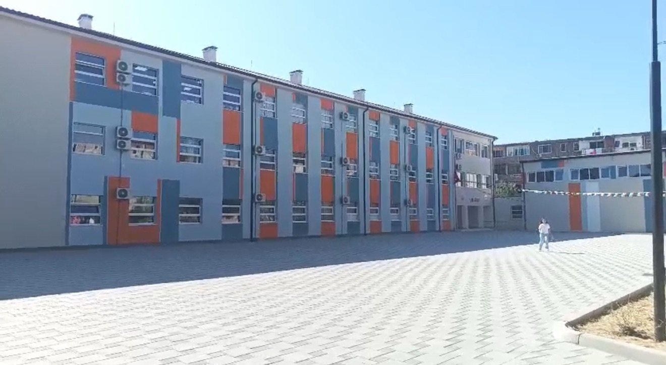Rreth 400 nxënës rikthehen në bankat e shkollës “Liri Gero” në Fier.