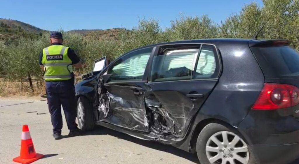Një aksident rrugor është regjistruar në zonën e Krapsit, ku janë përplasur dy automjete.