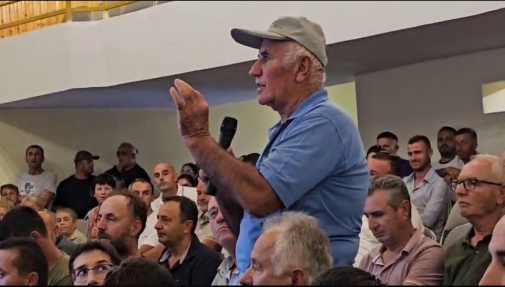 DIVJAKË – JOSIF GORREA I RIKTHEHET MIKROFONIT NË DËGJESËN PUBLIKE