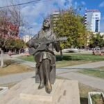 Vaçe Zela, e paprekshme në këngë, por e prekur nga vandalizmi – përdhoset busti i ikonës së muzikës shqiptare.