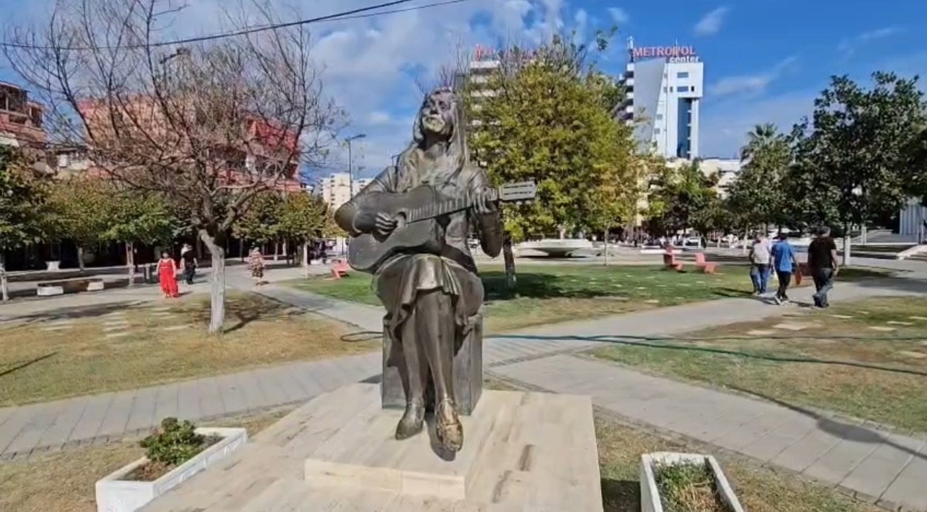 Vaçe Zela, e paprekshme në këngë, por e prekur nga vandalizmi – përdhoset busti i ikonës së muzikës shqiptare.