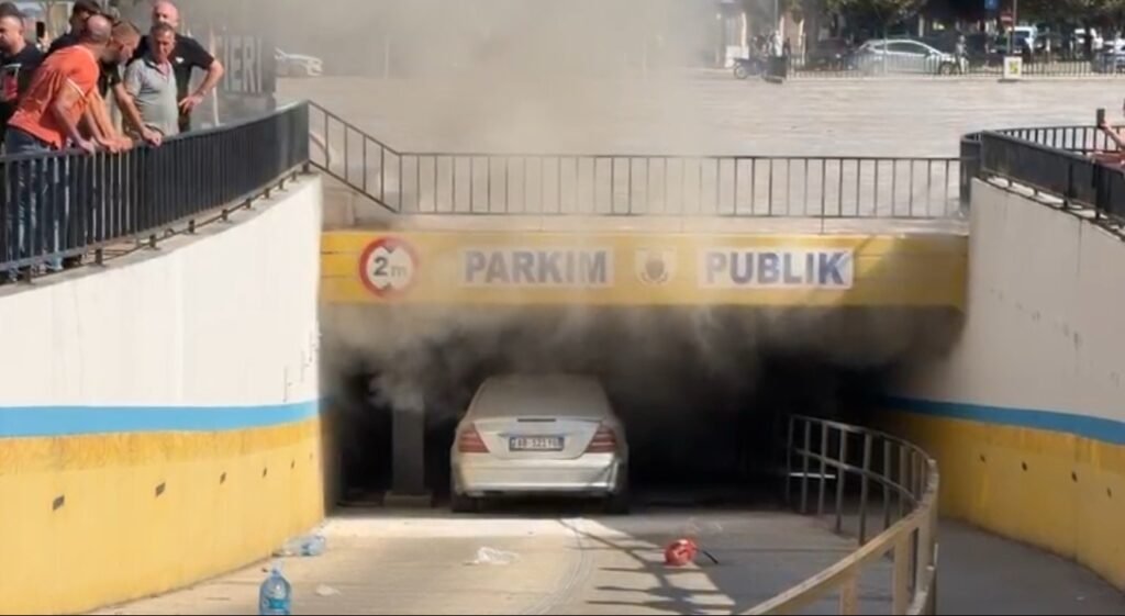 Përfshihet nga flakët automjeti në hyrje të parkimit nëntokësor në Fier / Panik dhe shqetësim tek qytetarët