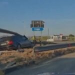 Një automjet është përplasur me barrierat mbrojtëse në aksin rrugor Elbasan-Peqin.