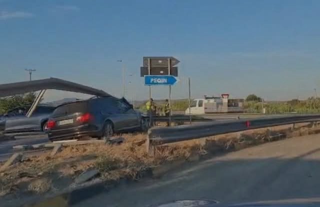 Një automjet është përplasur me barrierat mbrojtëse në aksin rrugor Elbasan-Peqin.
