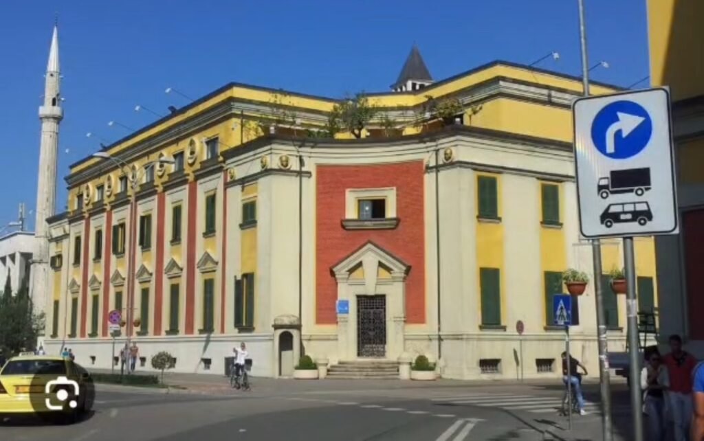 Bashkitë shtojnë administratën, 1,038 punonjës të rinj në 2025.