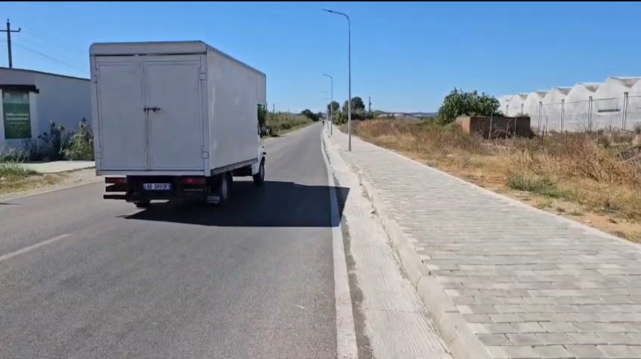 Plugu, Lushnjë, përfunduan punimet për trotuarin dhe ndriçimin e rrugës.