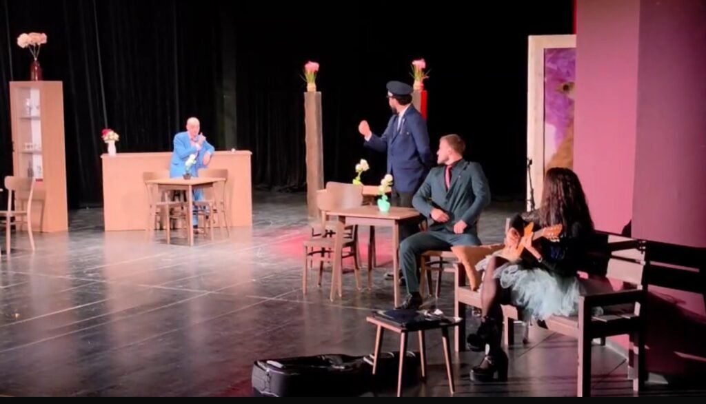 “E zonja e bujtinës” shkëlqen në Teatrin “Bylis”, sezoni teatror vijon me një tjetër premierë.