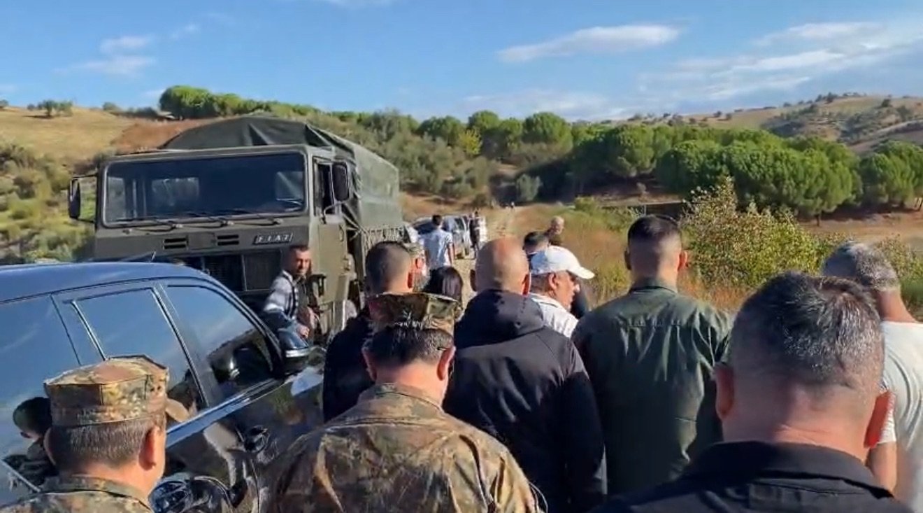 Katastrofa ekologjike e shkaktuar në rezervuarin e kasharajt në Lushnje ka sjellë herët në mëngjes ministrin e mbrojtjes Ermal Nufi