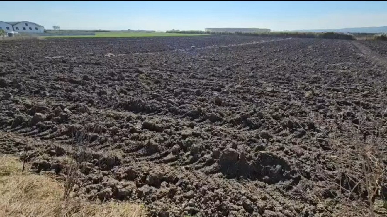FERMERËT E MYZEQESË NISIN PLUGIMIN E TOKAVE PËR MBJELLJET E VJESHTËS