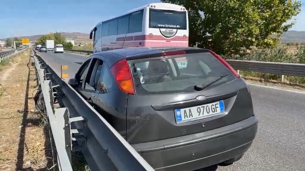 Dy aksidente të ndodhura pothuaj në të njëjtën kohë në autostradën Fier Lushnje në afërsi të Savrës në largësi joç shumë se 200 metra