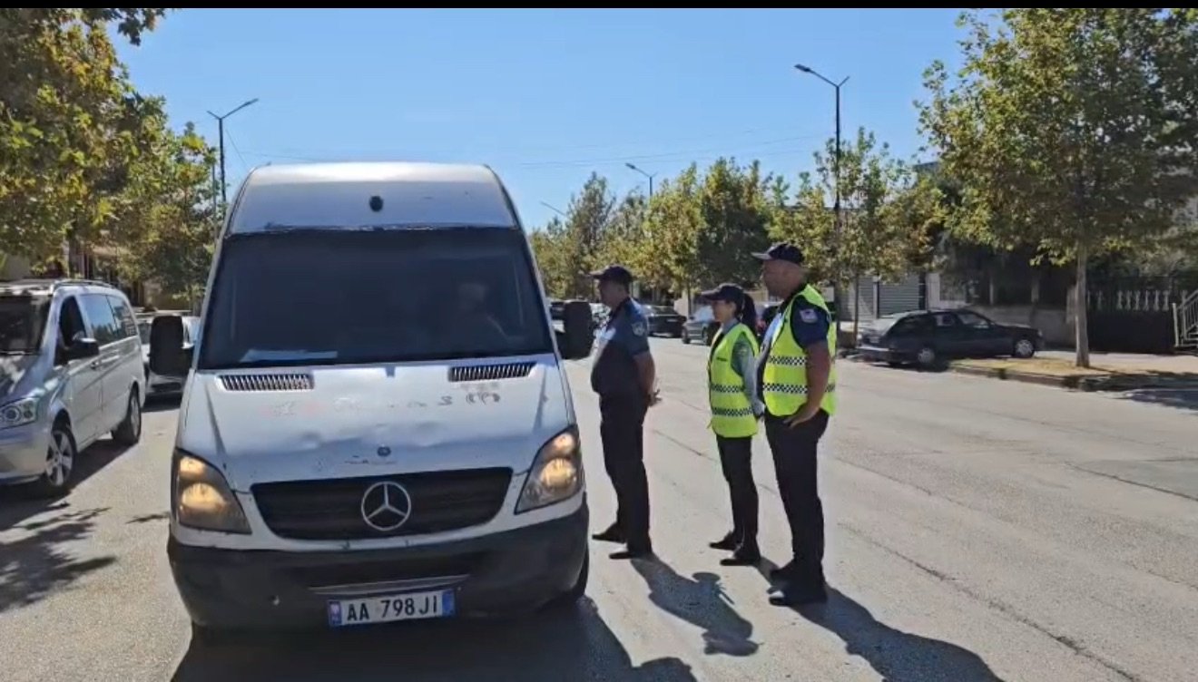 Lushnje – Hyjnë në fuqi oraret e reja për mjetet e tonazhit të rëndë. Policia Bashkiake nis kontrollet për zbatimin e tyre.
