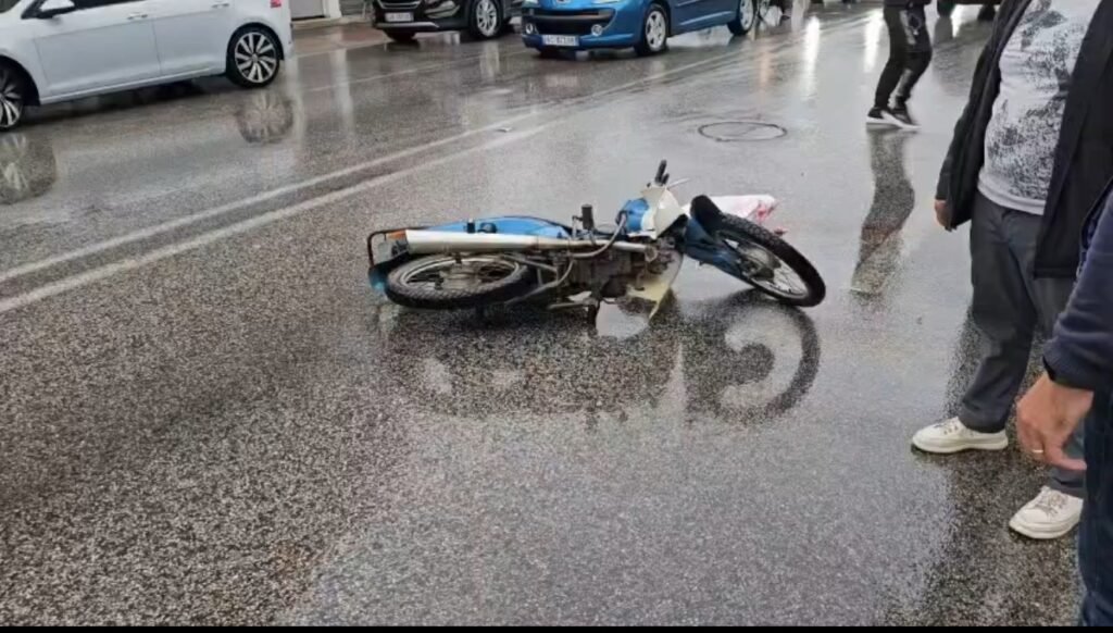 AKSIDENT NË LUSHNJË, AUTOMJETI GODIT MOTORIN, SHPËTON DREJTUESI