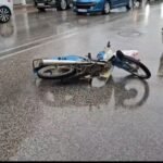 AKSIDENT NË LUSHNJË, AUTOMJETI GODIT MOTORIN, SHPËTON DREJTUESI