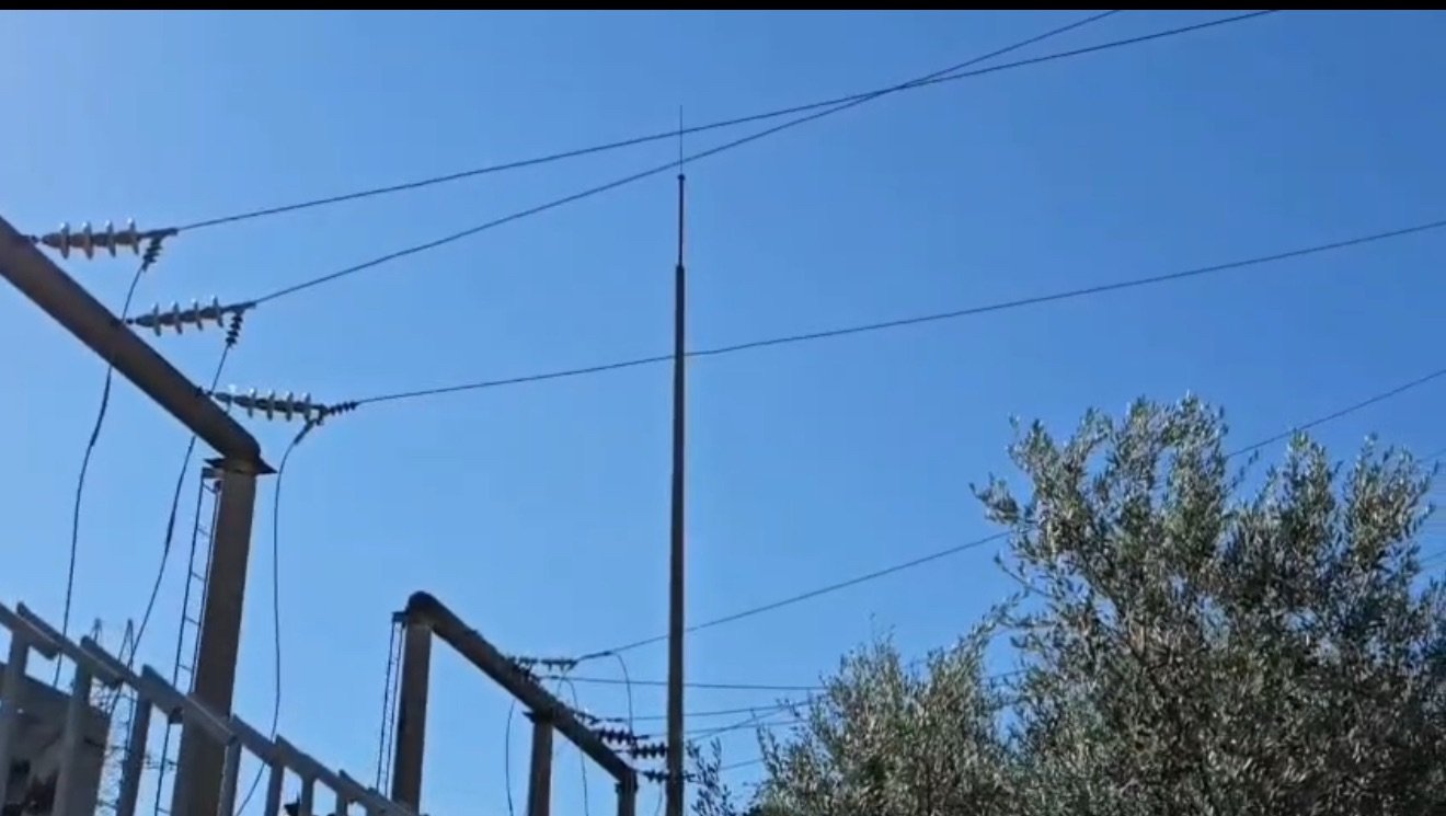 LUSHNJE – NDËRPRITJET E ENERGJISË ELEKTRIKE SA HERË QË BIEN SHI.