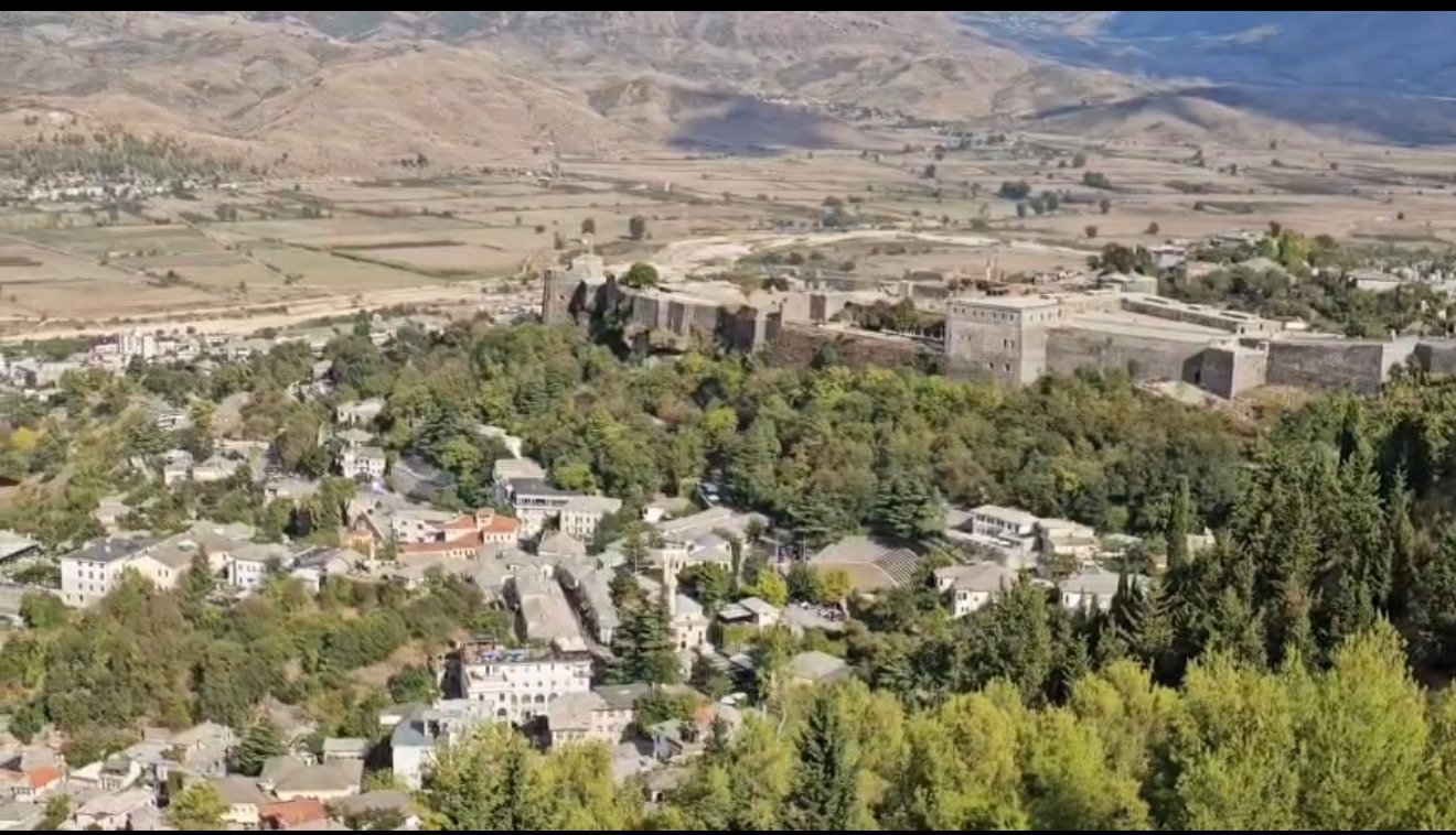 Gjirokastra, qyteti që mirëpret turistët gjatë gjithë vitit.