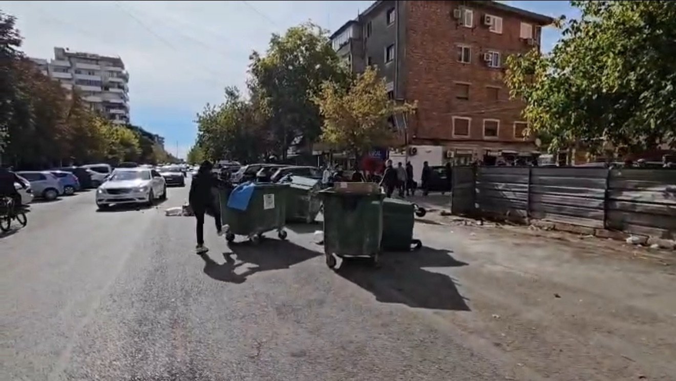 NXËNËSIT E GJIMNAZEVE NË LUSHNJË PROTESTOJNË ME THIRRJET “RAMA IK!”.