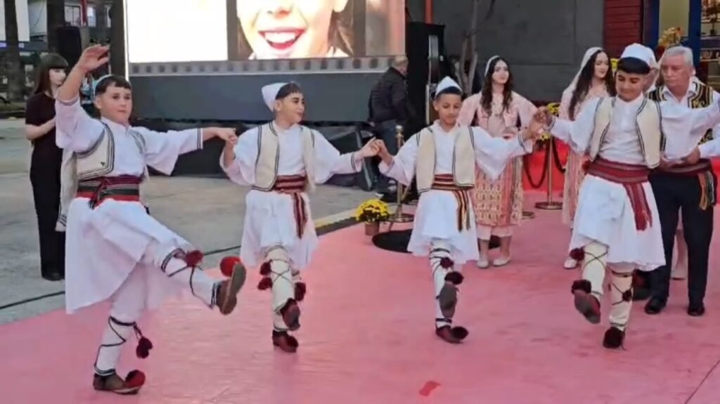 KUCOVË – NATA E TRETË E FESTIVALIT NDËRKOMBËTAR TË FILMIT, MES KËNGËS, VALLES DHE TRADITËS.