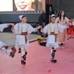 KUCOVË – NATA E TRETË E FESTIVALIT NDËRKOMBËTAR TË FILMIT, MES KËNGËS, VALLES DHE TRADITËS.