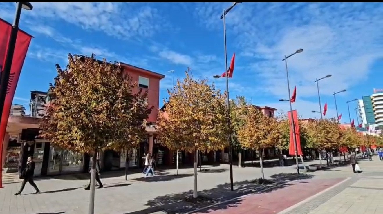 LUSHNJA VISHET KUQ E ZI PËR DITËN E ÇLIRIMIT.