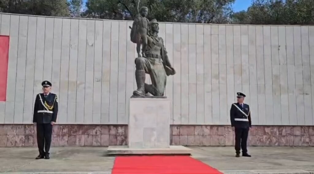 Lushnja përkujton 82-vjetorin e Çlirimit, homazhe dhe buqeta me lule në Varrezat e Dëshmorëve.