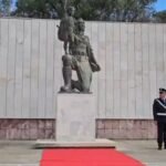 Lushnja përkujton 82-vjetorin e Çlirimit, homazhe dhe buqeta me lule në Varrezat e Dëshmorëve.