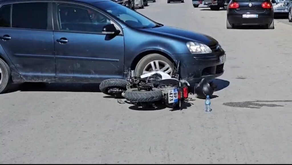AKSIDENT NË BULEVARDIN KRYESOR TË LUSHNJËS, PLAGOSËT MOTORRISTI.