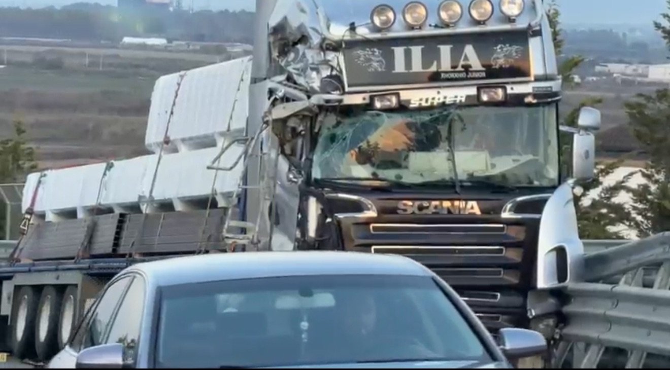 Aksident në bypass-in Mbrostar–Levan, përplasen betoniere dhe automjet transporti, plagoset një drejtues