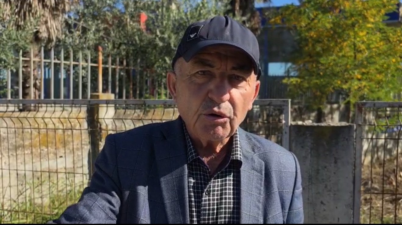 Zyrtari i lartë i bashkisë së Fierit i presion fqinjit me policinë bashkiake. Kërkon të zhvendosë kufirin mes pronave/ Qytetari: Ai me ka marre mua toke jo une atij