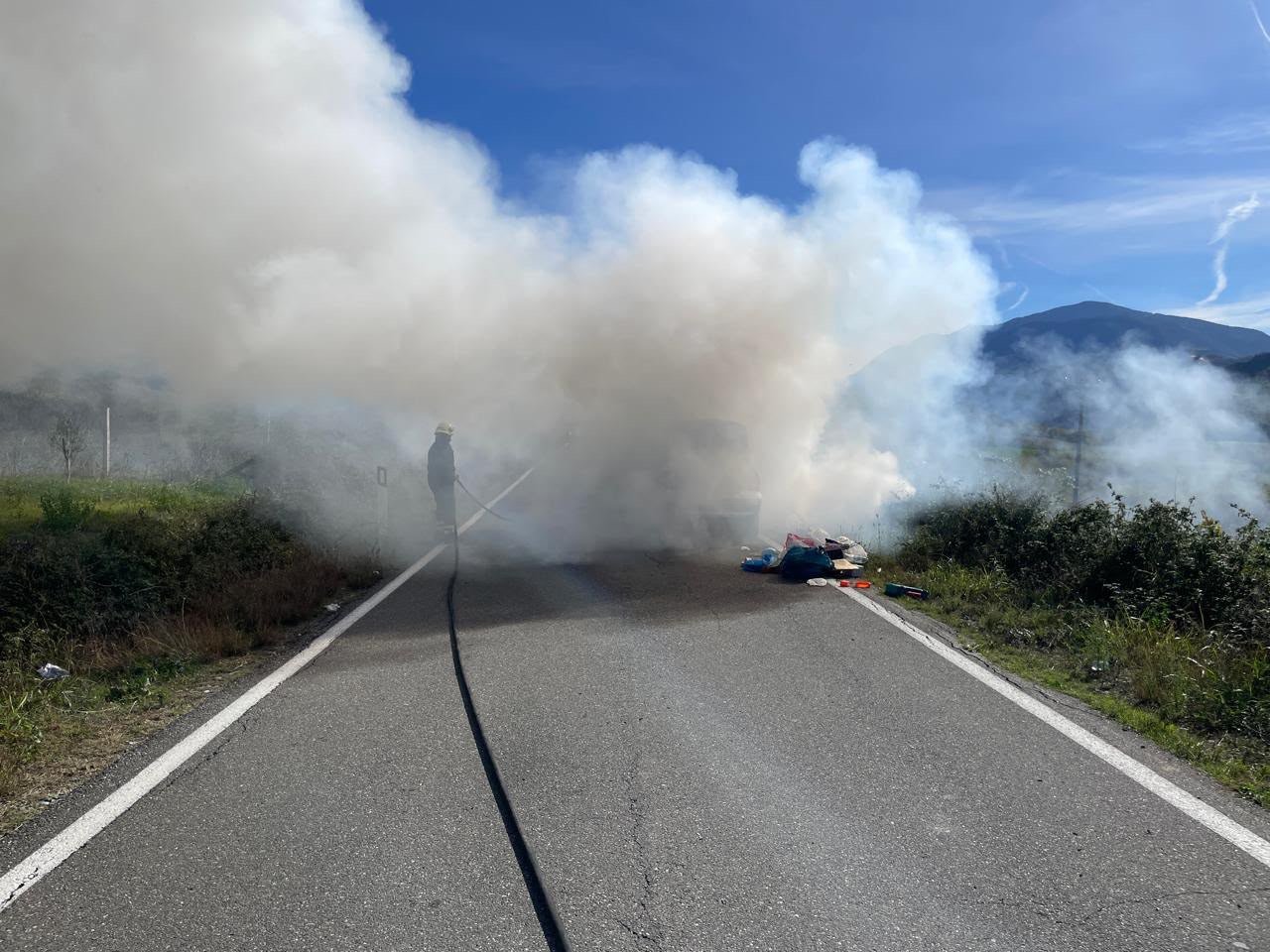 Një automjet është përfshirë nga flakët në zonën e Mashanit