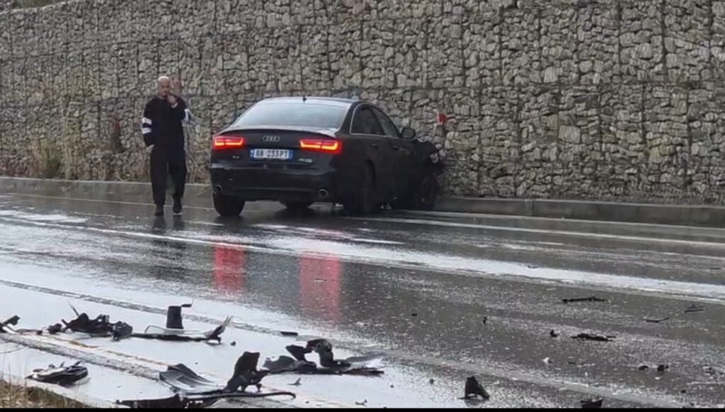 AKSIDENT NË KTHESËN E POCEMIT, NË LEVAN–TEPELENË, PLAGOSEN NËNË E BIJË AKSIDENT NË KTHESËN E POCEMIT, NË LEVAN–TEPELENË, PLAGOSEN NËNË E BIJË