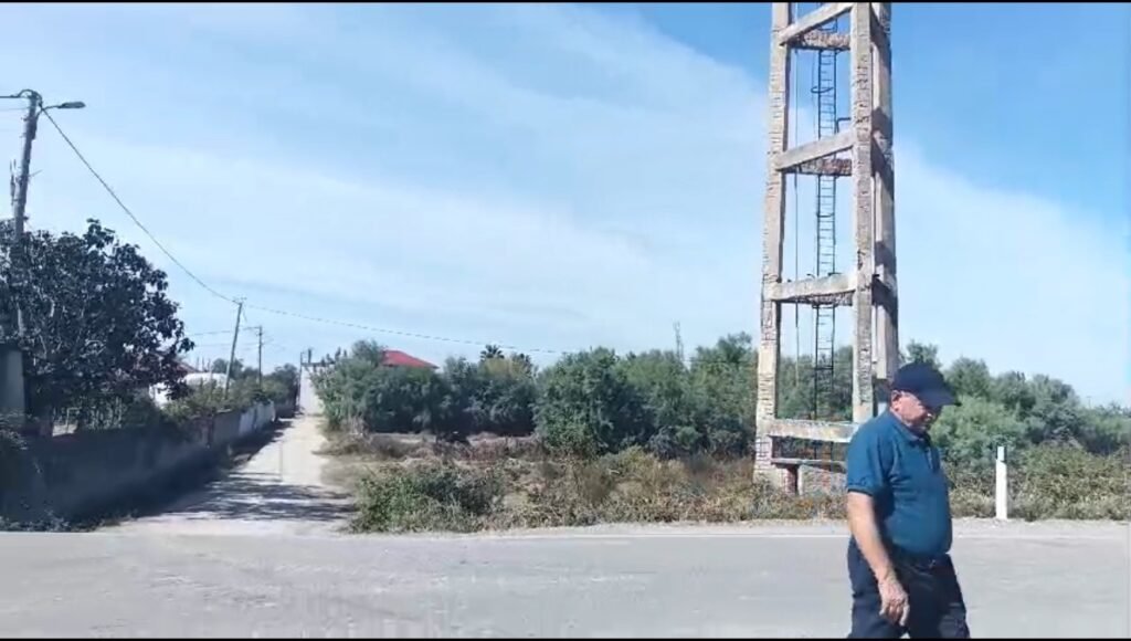 SHËN PJETËR,KABINA ELEKTRIKE BLOKON RRUGËN,AUTORITET QENDROJNE INDIFERENTE .