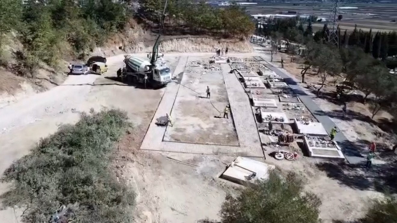 Kioska, rrethime dhe madje ndertesa dy katëshe, janë bërë objekt i fadroamve të bashkisë së Fierit për të liruar hapësireën e varrezave publike