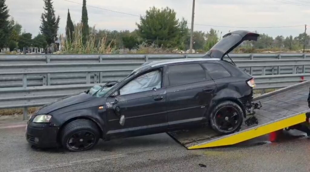 AKSIDENT I RËNDË NË BYPASSIN E FIERIT, AUDI PËRPLASET ME BARRIERAT DHE PËRMBYSET, DY TË PLAGOSUR