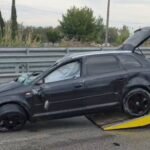 AKSIDENT I RËNDË NË BYPASSIN E FIERIT, AUDI PËRPLASET ME BARRIERAT DHE PËRMBYSET, DY TË PLAGOSUR